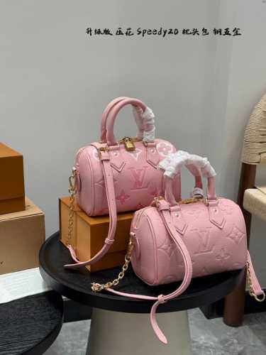 全套礼盒 升级版 钢五金 ！ Size： 20*14Cm Lv 压花款Speedy 20枕头包 一起感受Speedy快乐~ 这个大小刚刚好哦！ 夏天当然要背可可
