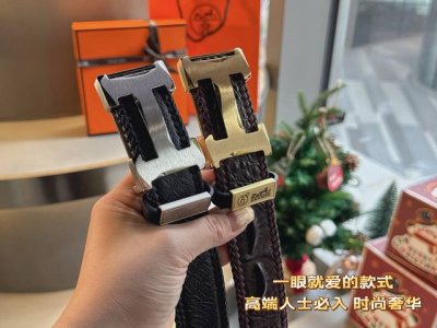 礼物爱马仕意大利进口鳄鱼纹牛皮 正反面均采用进口头层牛皮，精心制作，边绳皮采用原版皮做绳子，尽显奢侈，同时保证了边绳不易褪色，断裂，纯手工编织，更是产品价值的保