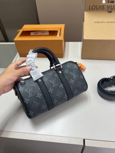 芯片版本 Lv Keepall Xs 新品枕头包 简直长在我的心头。 T-28尺寸22×13折叠盒飞机盒