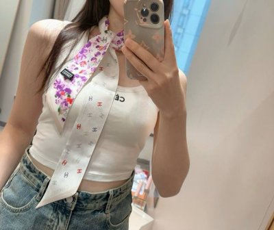 香奈儿Twilly小丝巾来了，Chanel 星光字母，名副其实的小可爱， 人手三条闭眼收，我都不拦着 N久都没有见过这么好看的Twilly 真的是真香本香了，凹