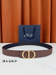 Dior 3.5Cm经典宽度，正装休闲皆宜。一面深棕一面极简纯黑，Cd金属扣细节彰显品味。一带两用，从容驾驭职场与生活。 DDD