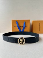 特 4.0宽 Lv Dimension 双面腰带将经典格调引入新颖尺幅设计。皮革压印 Lv 字母和 Monogram 花卉 新款施华洛奇钻扣 令品牌标识低调完成