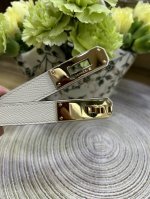 高货版本H家爆款Kelly凯莉腰带 2.0Cmepsom小牛皮腰带，搭配镀钯Kelly皮带扣。借助巧妙的连接设计，可以将腰带系于腰间或髋部。