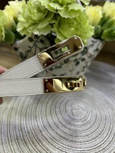 高货版本H家爆款Kelly凯莉腰带 2.0Cmepsom小牛皮腰带，搭配镀钯Kelly皮带扣。借助巧妙的连接设计，可以将腰带系于腰间或髋部。