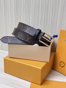 当季新款，3.0Mm咖老花，路易威登与日本艺术家村上隆联袂打造L Lv D-Ring 双面腰带，以Monogram Multicolor 帆布展现艺术家对品牌经