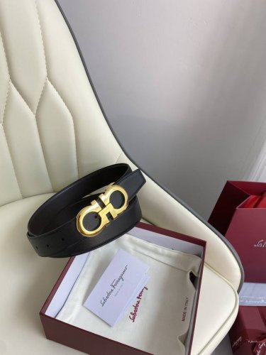 特 菲拉格慕双面原厂进口头层牛皮，双面使用，真空电镀铜扣，做工精致专柜品质！时尚休闲百搭火爆热销中！配专柜全套包装，宽度3.5Cm。