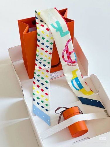 爱马仕Hermes“摩登环扣包花绣”Twilly小丝巾 Twilly真丝缎带 100%桑蚕丝 。 这款小巧的真丝配饰佩戴方式千变万化，可为您的日常造型增添灵动妙