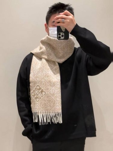 简直了！罗意威新品围巾太火爆了 秋冬新品围巾 升级后的棋盘格也太精致好看了 印有浮雕Anagram 经典三配色，先出了奶茶色 秋冬第一条围巾就选它