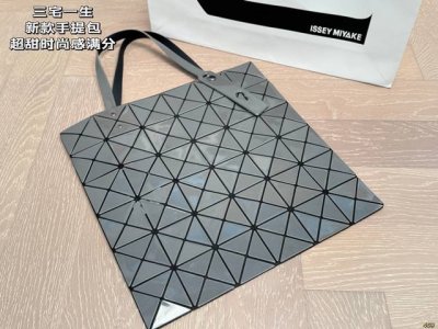 三宅一生手提包 日常出行非常方便 拿在手里时尚感满分 集美必入 尺寸33 33