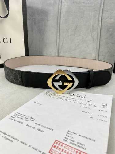 宽度4.0Cm Gucci 这款腰带在早秋系列中惊艳亮相，采用以标志性米色乌木色组合呈现的品牌双G字母交织图案，与黑色皮革材质相得益彰。双G菱形砂扣采用做旧效果