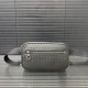 Bottega Veneta 葆蝶家 Bv 手工编织男士腰包 单肩包 斜挎包 经典百搭 实物拍摄 原厂原版面料 配送防尘袋 24 X 16 Cm。
