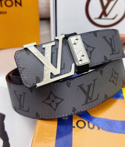 皮带：Lv..路易..威登顶级复刻- 腰带：原单品质百分百进口原厂头层牛皮，保证真皮。雕花设计.真空电镀.永不掉色.24K纯钢扣头层牛皮.老花，格子，黑格，黑老
