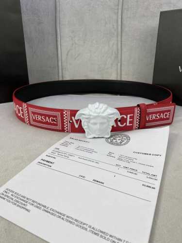 宽度4.0Cm Versace范思哲此款Palazzo腰带采用牛皮革面料制作，并饰有Le Pop Classique图案印花和标志性的美杜莎五金配件。