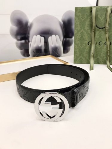 特P160 互扣式双G带扣腰带，采用热压印技术的Gucci Signature皮革精制而成，触感厚实，印花图案清晰分明。4.0Cm宽