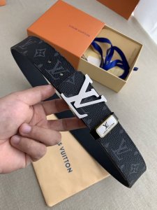品名： Lv..路易..威登原单 型号：双面使用挂扣，图片实物拍摄 材料：头层牛皮，挂扣系列，纯钢质扣头，钯镀电镀工艺永不掉色。黑老花皮底，专柜同等质量， 送人