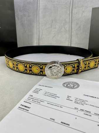特 宽度4.0Cm Versace 范思哲 此款palazzo腰带采用牛皮革面料制作 并饰有Le pop Classique图案印花和标志性的美杜莎五金配件 - 点击图像关闭