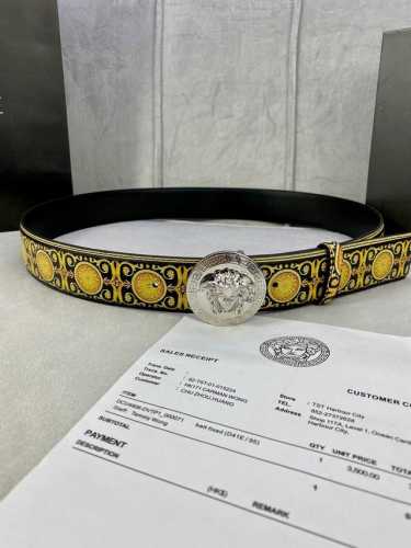 特 宽度4.0Cm Versace 范思哲 此款palazzo腰带采用牛皮革面料制作 并饰有Le pop Classique图案印花和标志性的美杜莎五金配件