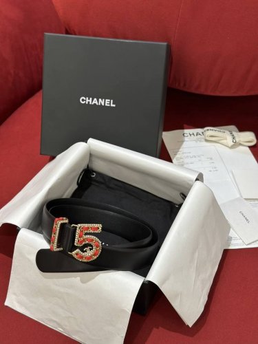特 实拍新款3.0CHANEL香奈儿女士最新时尚款，顶级品质，正品开模高端定制皮料五金，定制纯钢五金扣头，带身采用松紧收腰设计风格达到修身效果，正品定位logo