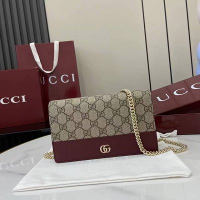 顶配版 新品 这款Gg Marmont系列链带钱包选用古驰安可拉红皮革，搭配米色和深棕色Gg Supreme材料制作。标志性双G配件生动点缀于挺括感包身之上。这