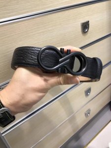 配送专柜包装 打孔针 特批P200 新款 F宽35 Mm 支持Nfc 芯片扫描，原版烤漆8字F铆钉扣，进口原版 黑色鸵鸟纹小牛皮配原版沙底制成，镀金表面金属制品