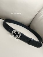特 Gucci Biondie 系列 3.0进口牛皮热压技术 这款腰带以黑色皮革匠心打造 缀饰几何造型扣互扣双G款