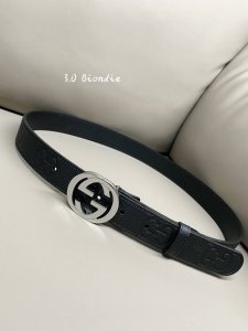 特 Gucci Biondie 系列 3.0进口牛皮热压技术 这款腰带以黑色皮革匠心打造 缀饰几何造型扣互扣双G款