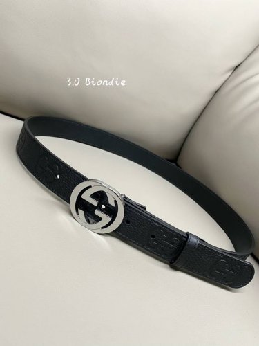 特 Gucci Biondie 系列 3.0进口牛皮热压技术 这款腰带以黑色皮革匠心打造 缀饰几何造型扣互扣双G款
