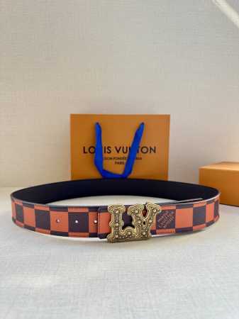 本款4.0宽 Lv Initiales 双面腰带出自 春夏男装秀场，为 Damier Po 帆布浸染潮流新色，翻转可见光滑素雅牛皮革。Lv 字母搭扣与崭新 Lo - 点击图像关闭