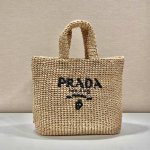 纤维托特包1Bg408 这款纤维托特包采用进口拉菲草设计，非常重手工。每个包来自专业技术纯手工编织出来轻便空间大，好有夏天风格，各种搭配衣着效果非常美，太完美，
