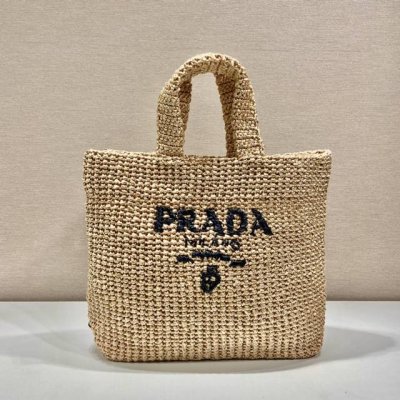 纤维托特包1Bg408 这款纤维托特包采用进口拉菲草设计，非常重手工。每个包来自专业技术纯手工编织出来轻便空间大，好有夏天风格，各种搭配衣着效果非常美，太完美，