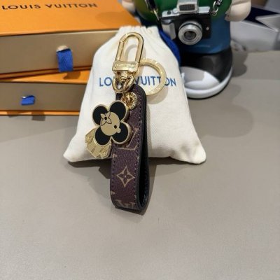 Lv钥匙扣 太阳娃娃包挂饰 原版配件 Vivienne Dragonne包饰与钥匙扣以莹泽金属雕琢品牌吉祥物形象，再以明丽珐琅彰显Vivienne的活泼个性，与