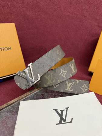 Monogram Surplus涂层帆布表带， Lv Initials Monogram Surplus 40Mm腰带被其阳刚的色调所强化，而其宽度与光泽的银色 - 点击图像关闭