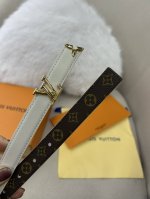 Pretty Lv 路易威登 双面腰带以耀目金属雕琢 Lv Initiales 搭扣和末端的不完整 Monogram 花卉，凝聚工艺淬炼和创意巧思。宽度2.0C