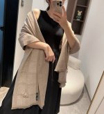 手慢抢顶级原单正品旷世绝美顶级高端货 绝对值得珍藏 香奈儿绝美百搭款专柜限量哦有钱都很难订到顶级进口客供山羊绒，金银线镶边品质上乘送人自用绝对高大上独家实物拍摄