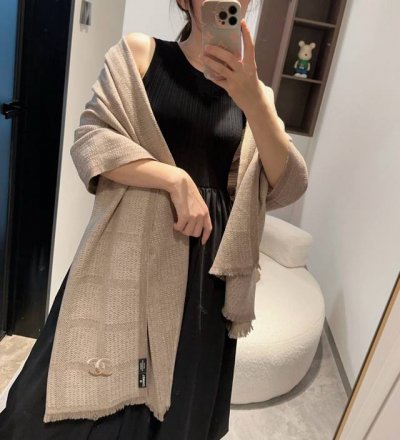 手慢抢顶级原单正品旷世绝美顶级高端货 绝对值得珍藏 香奈儿绝美百搭款专柜限量哦有钱都很难订到顶级进口客供山羊绒，金银线镶边品质上乘送人自用绝对高大上独家实物拍摄