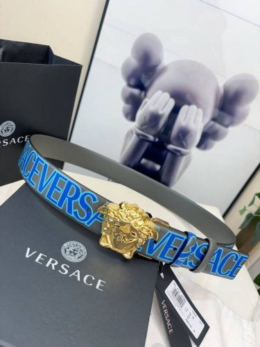 Versace 范思哲 的卡其色双面腰带，采用小牛皮制成，金色搭扣饰有品牌标志性的美杜莎头像。一面饰有蓝色和绿色的 Versace Allover 印花。4.0