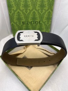 古驰 原单头层牛皮小荔枝纹面 内衬头层牛皮鹿纹底 搭配原单扣 此款腰带双面采用意大利原定厂制进口牛皮带身 对专版柜足宽4.0宽