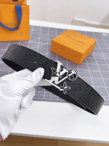 特 寬度：40Mm Lv Pyrmide Truck L Oeii雙面腰帶 驢家 海外原單代特供 面為進口小牛皮壓飾有標誌性品牌圖案效果工藝 原廠配色柔軟小牛皮