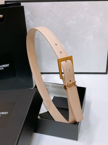 特 Salnt.Laurent.Paris. Le Cassandre粒面羊皮革腰带 腰带搭配可调节加长方扣和le Cassandre环扣。镌刻圣罗兰 Pari