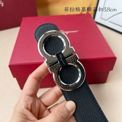 特 品牌：菲拉格慕新款进口3. 8平滑双面头层小牛皮，手感细腻柔软。搭配纯钢平滑精品钢扣，男士必备！宽度： 3. 8Cm平滑钢扣头层牛皮皮带