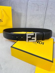 宽度4.0cm FENDI 芬迪 此款腰带搭配双F 镶钻钢扣相呼应 专柜新款不管是商务 休闲都能完美搭配 扣头金 白真空电镀。