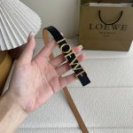 罗意威新款光滑牛皮革腰带，饰以金属Loewe标志，宽1.5Cm，五孔调节。颜色：黑色