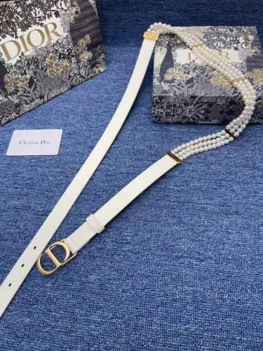 迪奥550 2.0Cm 特 这款 30 Montaigne Avenue 腰带从同名手袋汲取灵感，采用黑色光滑 牛皮革精心制作，质感柔软，设计优雅，饰以富有光泽