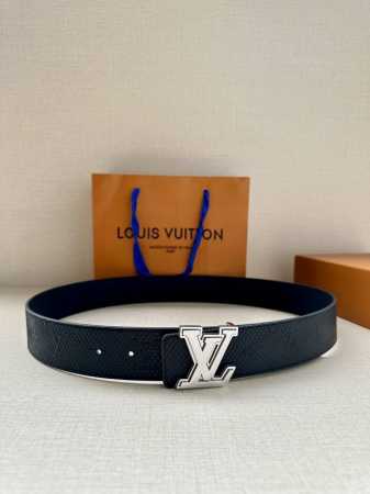 特 Lv 牛皮压花pont Neuf皮带4.0宽 这款taurillon 腰带采用lv Logo压花设计，进口牛皮面料手感柔软细腻，适合各种风格类型使用，经典设 - 点击图像关闭