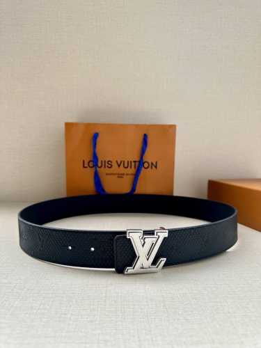 特 Lv 牛皮压花pont Neuf皮带4.0宽 这款taurillon 腰带采用lv Logo压花设计，进口牛皮面料手感柔软细腻，适合各种风格类型使用，经典设