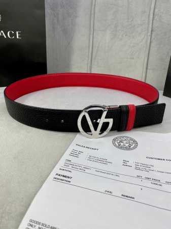宽度4.0Cm Versace 范思哲 此款两面用皮革腰带的搭扣饰有品牌标志性的金 银色闪光virtus五金配件。 - 点击图像关闭
