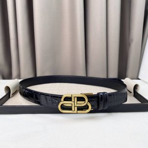 Alenciaga Bb 窄版腰带 这款Bb 版腰带来自Balenci设计细节 正面扣 双面佩戴 可裁剪款式 打孔式细节3.5Cm