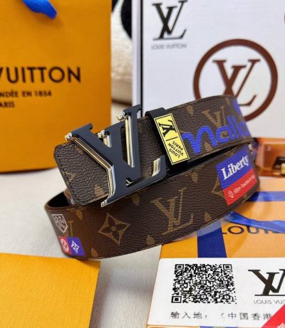 皮带：Lv..路易..威登顶级复刻. 腰带：原单品质百分百头层牛皮，保证真皮。双层渐变间金色磨砂烤漆设计.24K纯钢扣涂鸦彩绘图案艺术双面可用专柜同等质量， 送