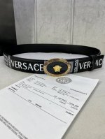 特 宽度4.0Cm Versace 范思哲 此款palazzo腰带采用牛皮革面料制作，并饰有le Pop Classique图案印花和标志性的椭圆美杜莎五金配件