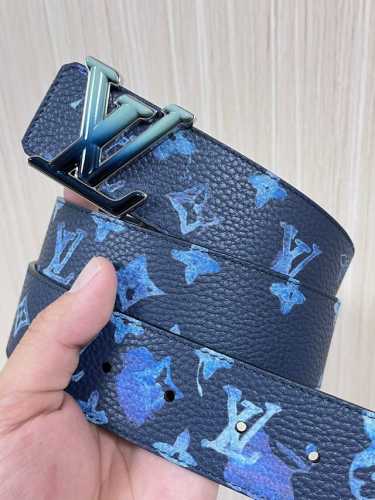 本款 双面腰带以水彩效果捕捉画家的创意瞬间，将 Monogram 图案浮现于晕染底色，翻转即现素净一面。哑光 搭扣再添品牌格调。Monogram 帆布，小牛皮，